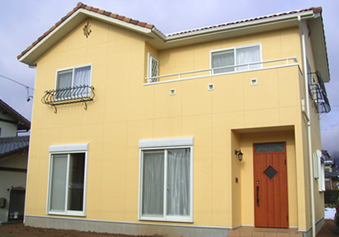 下之保木材|新築・リフォームを岐阜県美濃加茂市周辺でするなら　セルロースファイバーのダブル断熱を実現した家です。冬暖かく、夏涼しい家づくりには断熱をしっかりすることが大事です。内装も出来る限り自然素材を使いました。床は無垢、壁は塗壁を使用しました。窓の手すりも一分見えると思いますが、アイアンを使いおしゃれに仕上げてあります。屋根は素焼きの瓦、壁は南仏を思わせるやさしいクリーム色で仕上げました。玄関の小窓も菱形にするなど、細かい所にこだわってつくっています。
            パッと見でとても目を引く、メルヘンチックで印象的な外観になりました。K様も、ご要望通りに仕上がったと喜んでくださいました。お子様もお友達を呼べると満足してくださったようです。新築を建てるということは大きな買い物ですが、だからこそ、自分のこだわりを細部まで反映させたいものですよね。下之保木材では、お客様のご要望をしっかりと聞いて、お望みどおりの形になるように、施工をすすめています。お悩みのことがありましたら、いつでもお気軽にご相談ください。K様、ありがとうございました。  