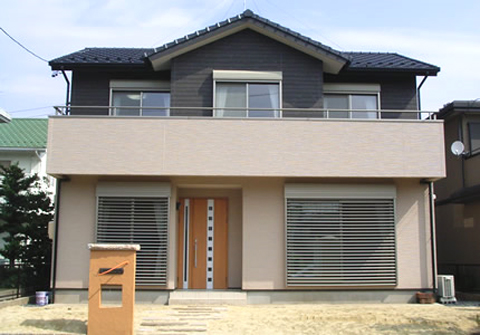 愛知県犬山市 下之保木材|新築・リフォームを岐阜県美濃加茂市周辺でするなら 下之保木材 新築 美濃 【内観】 玄関ホール・リビングにパインのフロアーを施工。樹の暖かみを感じるリビングです。また、リビング の一部には、琉球畳みを敷き込んで家族でのんびり出来る場所を造ってみました。  【【外観】
            木目調のサイディングと石目調の張り分けパターン。カジュアルでありながらモダンな外観です。メリハリのある、個性的な外観になりました。色味が落ち着いているので、派手すぎないところもいいですね。A様のご要望をしっかりとお伺いして、施工させて頂きました。A様ありがとうございました。今後もよろしくお願いします。